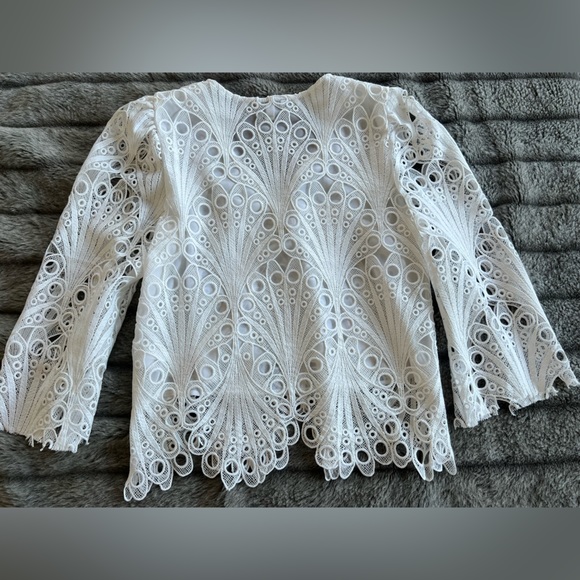 Women’s blouse in white. Never worn. Beautiful design and texture. - Picture 2 of 3